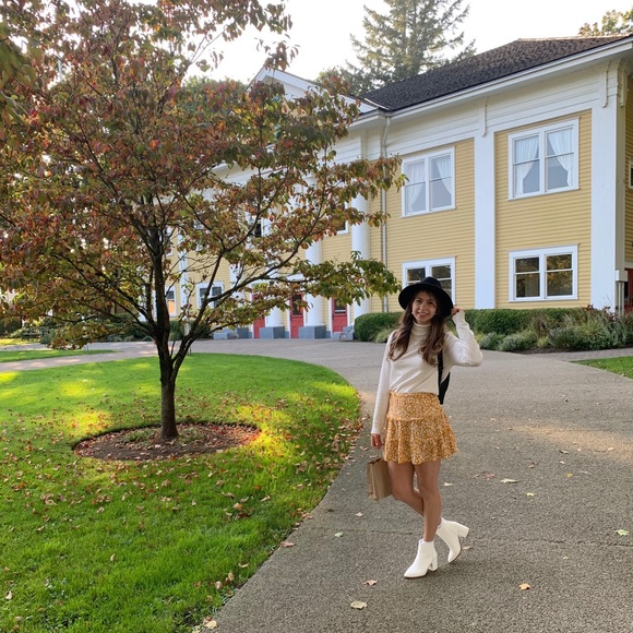 Meet your Posher, Maile - Picture 2 of 3